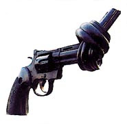 Skulpturen Non-violence er et antikrigssymbol, utformet av Carl Fredrik Reutersw&auml;rd fra Sverige. Den ble gitt til FN av&hellip;