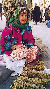 En kvinne selger helbredende urter p&aring; gaten. Tadsjikistan har en stor rikdom av slike urter, og helseministeriet oppmuntrer&hellip;