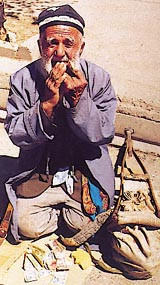 Sm&aring; pensjoner og manglende sosialt sikkerhetsnett gj&oslash;r at tigging blir eneste utvei for mange