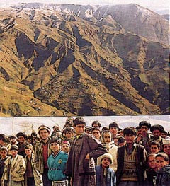 Landsbyene i Nord-Afghanistan klorer seg fast til fjellsiden. Nederst en del av de mange nysgjerrige fremm&oslash;tte afghanerne&hellip;