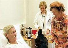 Spesialistkandidaten er sterkt engasjert i pasienten og hans familie i en av filmene om veiledningspedagogikk. Foto S. Kr&oslash;vel