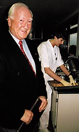 Pensjonert restaurantdirekt&oslash;r Einar Wang er blitt servicer&aring;dgiver ved Det Norske Radiumhospital. Foto I.M. H&oslash;ie