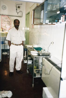 Dr. Emanuel i mottakelsen. Selv med lite utstyr kan man gj&oslash;re en god jobb