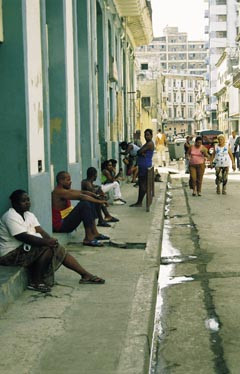 Venter p&aring; bedre tider? Gatebilde fra gamle Havanna. Alle foto privat