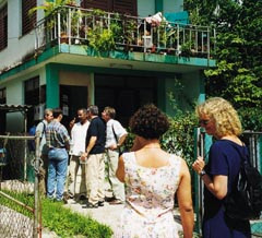 &rdquo;Kubanske menn er macho,&rdquo; mener sjeflege Licett Delgado (foran til venstre). Gutta har samlet seg foran familielege Jorge&hellip;