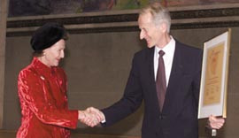 Dronning Sonja overrakte Nasjonalforeningens Hjertepris til Ingvar Hjermann. Foto Scanpix