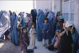 Noen dager er det meget stor p&aring;gang til mor-barn-klinikken. Foto B. Olsen