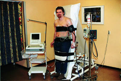 Figur 1  Pasient p&aring; vippebord. Merk fotbrettet og remmene som hindrer bruk av muskelpumpen i beina. Pasienten har gitt&hellip;