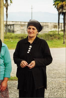 S&oslash;rgende kvinne med bilde av sine tapte p&aring; brystet