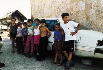 B&aring;de barn og biler er p&aring; felgen