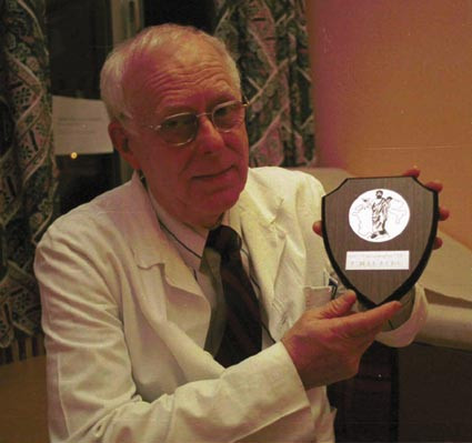 Det var ingen over og ingen ved siden av Kjell Berg som &Aring;rets Finnmarkslege 1999. Foto: C. Danielsen Finnmark Dagblad