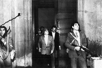 Det siste bilde tatt av Salvador Allende, i presidentpalasset La Moneda 11. september 1973. Fotografen er ukjent. Helt til&hellip;