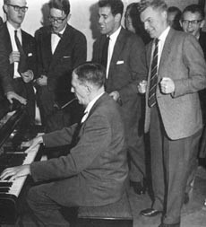 Ustvedt med snadde og tangenter. Fra venstre studentene Per Vaglum, en ukjent, Truls-Eirik Mogstad, Rolf A. Slaastad og&hellip;