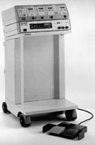  Figur 1    Utstyret til argonplasma-koagulasjon. Diatermien er plassert &oslash;verst p&aring; stativet som lett kan flyttes