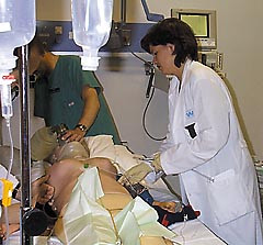 Det g&aring;r fort for seg p&aring; akuttrommet. Bildet er fra en simulerings&oslash;velse i Haugesund i 1999. Foto G. Bratteb&oslash;