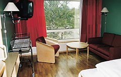 Vanlig hotellstandard og atmosf&aelig;re preger det nye pasienthotellet ved Ullev&aring;l sykehus. Barnesengen i flere av rommene r&oslash;per&hellip;