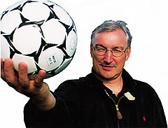 Landslagslegen Lars Engebretsen er klar for avspark 10. juni. Foto P. Halvorsen