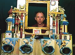 Jaap den Hertog gleder b&aring;de barn og voksne med blant annet miniatyrteater i et panopticum. Begge foto T. Sundar