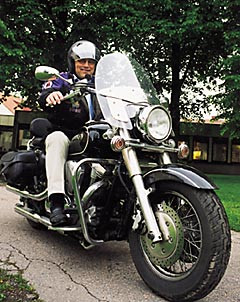 &ldquo;Overlegen&rdquo; st&aring;r det inngravert p&aring; motorsykkelen til overlege Per J&oslash;rgen Lerud, som er den st&oslash;rste serieproduserte&hellip;