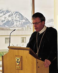 Herr Petter, alias kommunelege Torgeir Vik, med noen Pauli ord til helseministeren i Petter Dass sitt spr&aring;k og &aring;nd