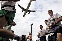 Det var trangt b&aring;de i luften og p&aring; &Oslash;resundsbron under halvmaratonl&oslash;pet i pinsen. Foto Sydsvenskan