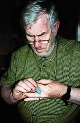 &Aring; sl&aring; nupereller er en praktisk hobby som kan utf&oslash;res over alt, mener gastrokirurg Gunnar Lande. Begge foto A.M. Nylenna