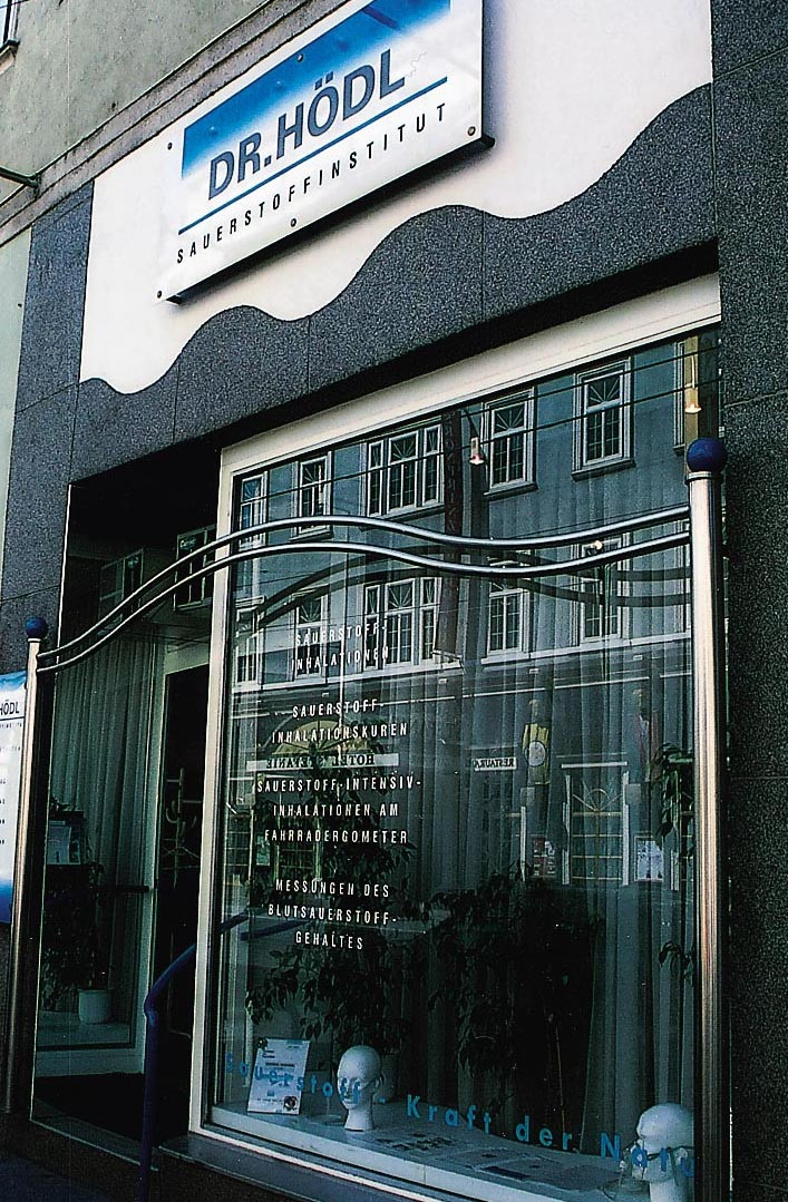 Figur 4    If&oslash;lge vindusteksten gir Dr. H&ouml;dl &rdquo;Sauerstoff-inhalationskuren&rdquo;, &rdquo;Sauerstoff-intensiv-inhalationen am&hellip;