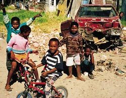Barn i lek i New Rest township, ved foten av Taffelberget, Cape Town. Foto Aina Basilier Vaage