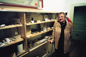 Solveig Sandvik bruker mye tid til &aring; dokumentere gjenstandene ved Den kombinerede Indretning. Begge foto &Oslash;. Larsen