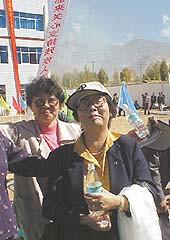 &Aring;pningsseremoni: Ms. Liu Jiarong (til h&oslash;yre) og visepresident i China Disabled Persons Federation Ms. Lu Man Hua. Alle foto&hellip;