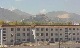 Lhasa Rehabilitation Centre, Potala i bakgrunnen