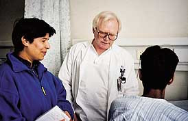 Tolkekoordinator Chanden Dhirad og lege Roar Trondstad i samtale med en innvandrerpasient ved Lovisenberg Diakonale Sykehus&hellip;