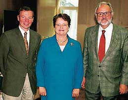 Generaldirekt&oslash;r i Verdens helseorganisasjon Gro Harlem Brundtland flankert av professorene Jak Jervell (t.h.) og Jens&hellip;