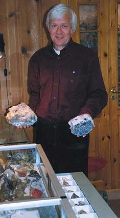 Knut Eldjarn med noen av sine mest sjeldne geologiske funn.