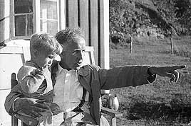 Truls og Trygve Braat&oslash;y &laquo;kikker over gjerdet&raquo;. Foto J.F. Thaulow