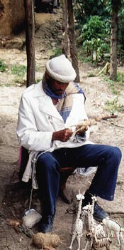 En leverand&oslash;r til Birehan Taye i arbeid med sine sjiraffer og andre dyr