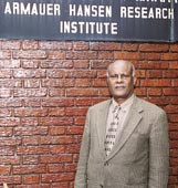 Dr. Fisseha Haile Meskal foran inngangen