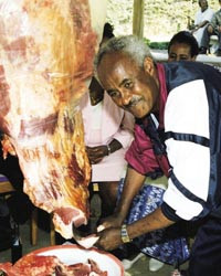 Direkt&oslash;ren holder selskap for hele AHRIs stab. Oksen ble slaktet samme morgen. Tadelle Gebertsion svinger kniven med sikker&hellip;