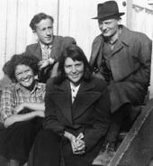  Figur 7    Juli 1944 i Kirkenes. Fra venstre Ciss Robert, Knut Urdal, Torbj&oslash;rg Kvalem og Jon Jonsen (med hatt). Foto privat