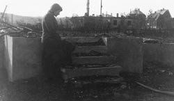  Figur 9    Torbj&oslash;rg Kvalem p&aring; ruinene av det bakteriologiske laboratoriet etter flyangrepet 4. juli 1944. Foto Knut Urdal