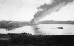  Figur 10    Kirkenes brenner etter et flyangrep. Bildet er tatt fra lasarettet p&aring; Jakobsnes av Knut Urdal