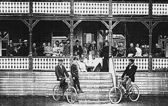  Figur 4    Hovedinngangen til Lisbets&aelig;ter Luft- og Vandkuranstalt med eiere og ansatte ca. &aring;r 1897. Eyvind Kraft st&aring;r til&hellip;