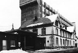 Figur 6    Ullev&aring;l sykehus, fra Thulstrups gates forlengelse &ndash; den gamle administrasjonsbygningen og det nye&hellip;