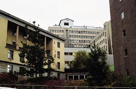 Figur 15    Det gamle Rikshospitalet sett fra Holbergs gate. Foto &Oslash;. Larsen 2000