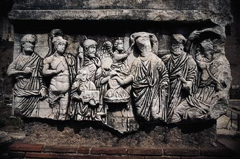  Figur 2    Decennaliebasen p&aring; Forum Romanum, med solguden avbildet helt til h&oslash;yre