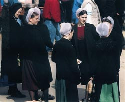 Figur 2    Amishkvinner i typisk klesdrakt. Copyright BaumsAway, MI, USA, gjengitt med tillatelse