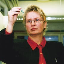 Bente Mev&aring;g med en pr&oslash;ve som kan inneholde DNA til en drapsmann. Hun er leder for det rettsgenetiske arbeidet knyttet til&hellip;