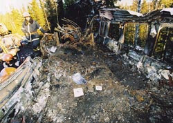 Figur 1 En av de omkomne ble funnet under restene av lokaltogets f&oslash;rste vogn og hjulene til diesellokomotivet.