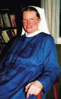 Klosterl&oslash;ftet om fattigdom, kyskhet og lydighet gir plass for humor: &ndash; Jeg er ingen m&oslash;llspist flettehurpe, sier s&oslash;ster Eva,&hellip;