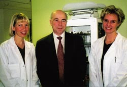 Syngende leger &oslash;nsket ministeren velkommen. Fra venstre Ole Rikard Haavet, Bj&oslash;rn Heggelund, Kristin Sundby Myhrer, Sture&hellip;